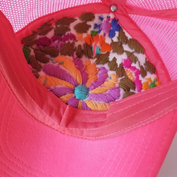 Embroidered hat - Picture 6 of 9